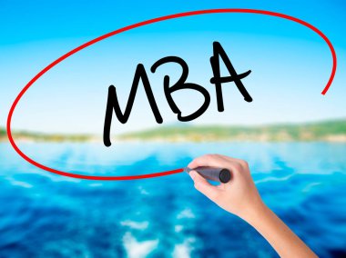 Kadın el yazma Mba şeffaf kartı bir marker ile