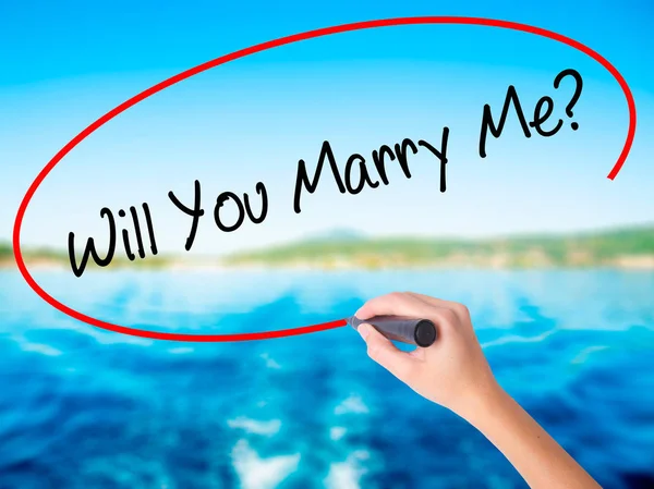 Femme écriture à la main Veux-tu m'épouser ? avec un marqueur sur transpa — Photo