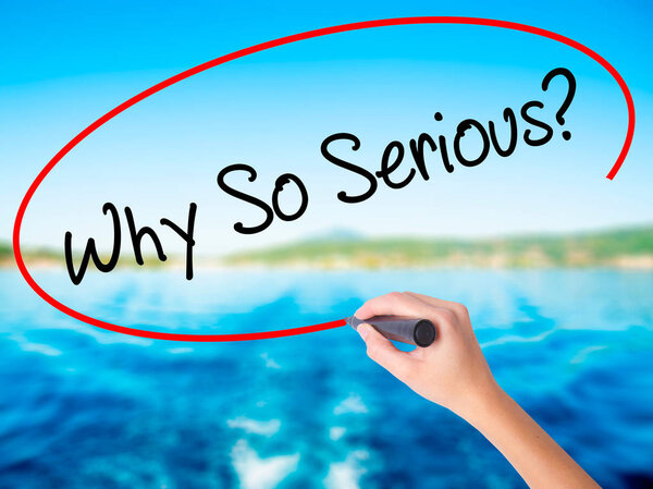 Женская рука пишет Почему так серьезно? с маркером над головой
