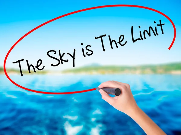 Kvinna Hand Writing The Sky är The Limit med en markör över tran — Stockfoto