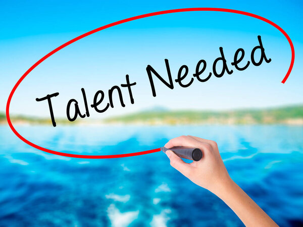 Женщина-писательница таланта, нуждающаяся с маркером поверх прозрачности
 