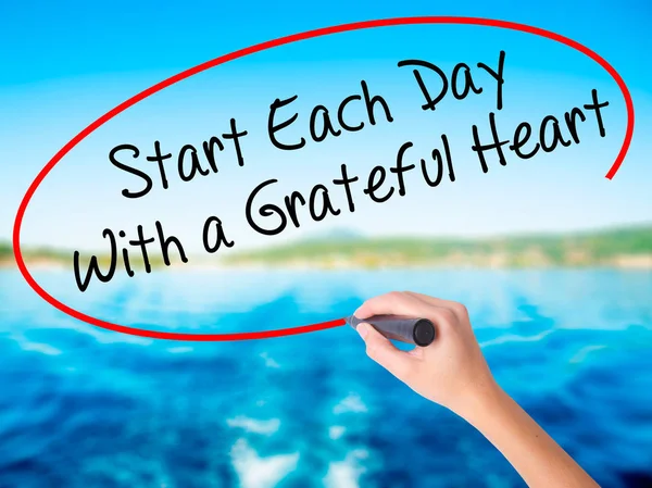 Woman Hand Writing Start Each Day With a Grateful Heart with a m — Stock Photo, Image