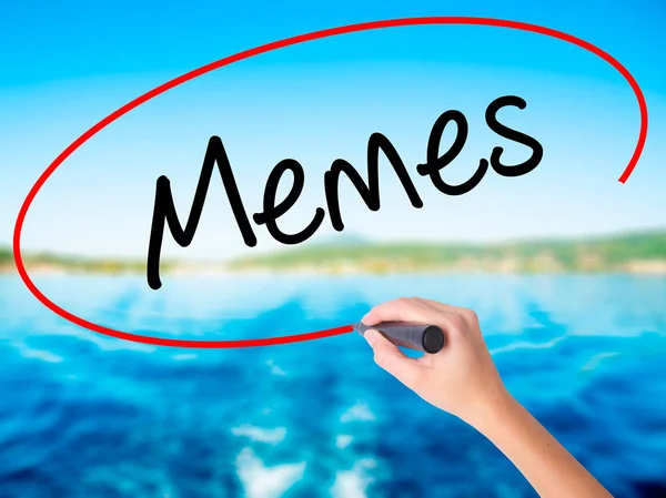 Vrouw Hand schrijven Memes met een marker over transparante boord. — Stockfoto