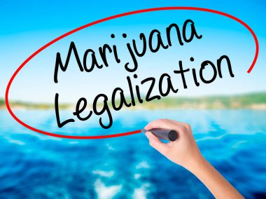 Kadın el yazma marihuana yasallaştırma tra üzerinde bir marker ile