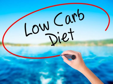 Kadın el yazma Düşük Carb Diyet üzerine saydam bir marker ile 