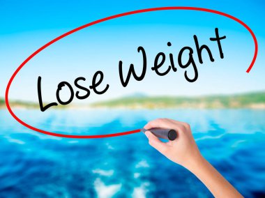 Kadın el yazma kaybetmek ağırlık şeffaf bo üzerinde bir marker ile