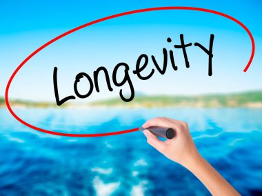 Kadın el yazma uzun ömürlü şeffaf boa üzerinde bir marker ile