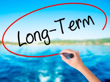 Kadın el yazma uzun vadeli şeffaf domuz üzerinde bir marker ile