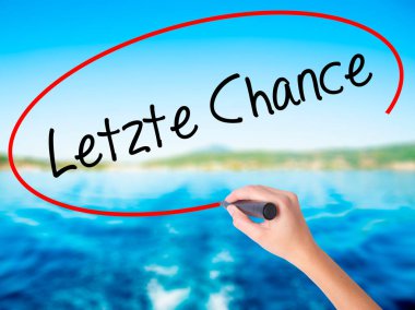 Kadın el yazma Letzte şans (Almanca son şans) ile bir