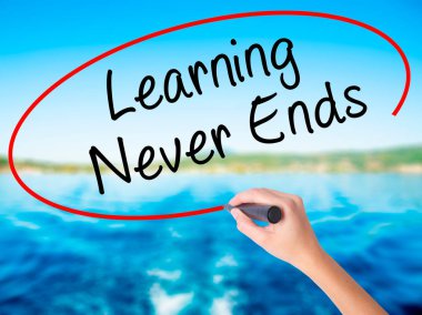 Kadın el yazma öğrenme Never Ends transp üzerinde bir marker ile