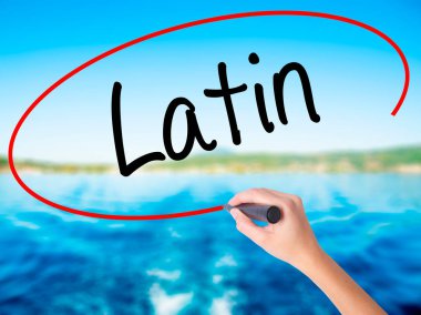 Kadın el yazma Latin bir marker şeffaf kartı ile.