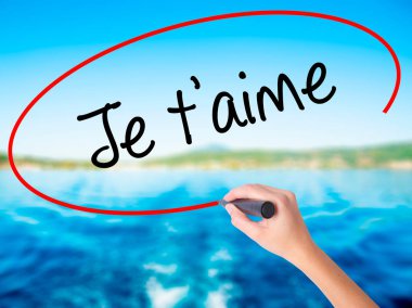 Kadın el yazma Je t'aime (ı Love You Fransızca) ile bir ma