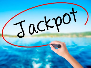 Kadın el yazma Jackpot bir marker şeffaf kartı ile