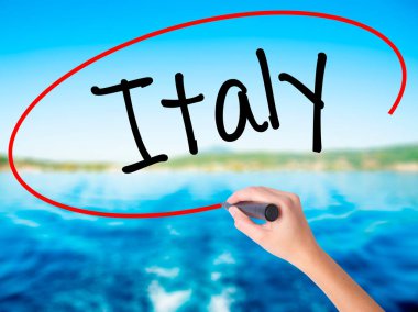 Kadın el yazma İtalya şeffaf kartı bir marker ile.