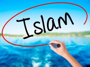 Kadın el yazma Islam şeffaf kartı bir marker ile