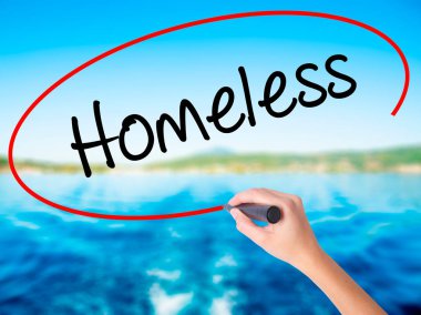 Kadın el yazma evsiz bir marker şeffaf kartı ile