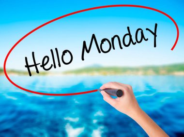 Kadın el yazma Merhaba saydam b üzerinde bir marker ile Pazartesi