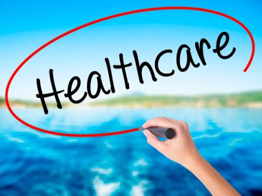 Kadın el yazma sağlık şeffaf boa üzerinde bir marker ile