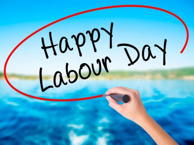 Kadın el yazma mutlu İşçi Bayramı transparen üzerinde bir marker ile