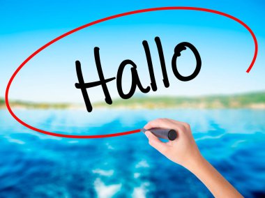 T üzerinden bir marker ile kadın el yazma Hallo (Merhaba Almanca)