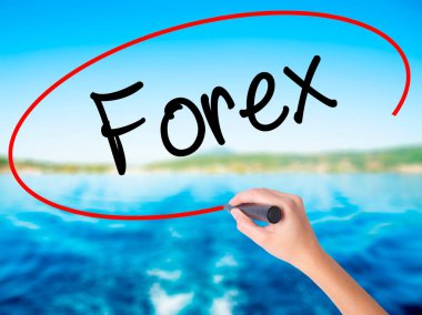 Kadın el yazma Forex şeffaf kartı bir marker ile