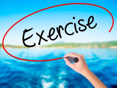 Kadın el yazma egzersiz bir marker şeffaf kartı ile