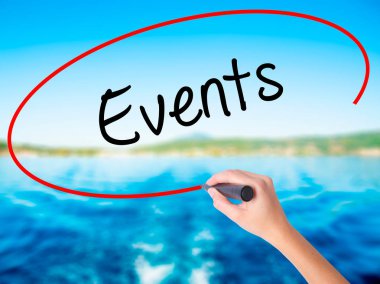 Kadın el yazma olayları bir marker şeffaf kartı ile