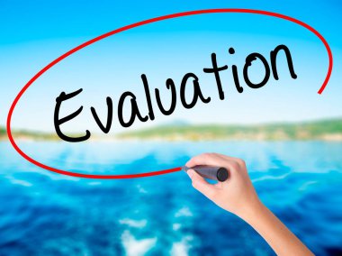 Kadın el yazma değerlendirme şeffaf boa üzerinde bir marker ile