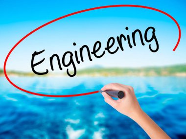 Kadın el yazma mühendislik saydam b üzerinde bir marker ile