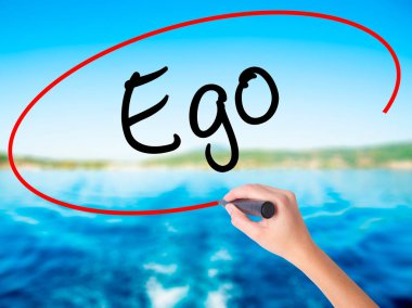 Kadın el yazma Ego bir marker şeffaf kartı ile