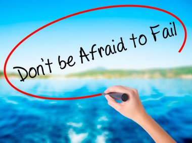 Kadın el yazma çekinerek başarısız bir marker ile tr üzerinde olma