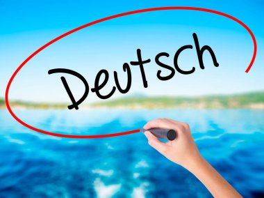 Üzerinde bir marker ile kadın el yazma aşağıla (Almanca Almanca) 