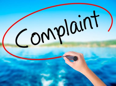 Kadın el yazılı şikayet üzerine şeffaf yaban domuzu bir marker ile