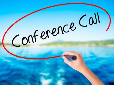 Kadın el yazma konferans araması transparen üzerinde bir marker ile