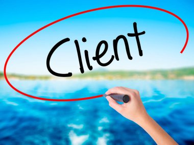 Kadın el yazma istemci bir marker şeffaf kartı ile