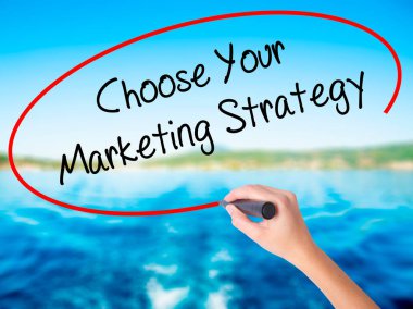 Kadın el yazma seçin Your pazarlama stratejisi bir marker ile 