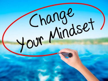 Kadın el yazma değiştir Your Mindset transp üzerinde bir marker ile