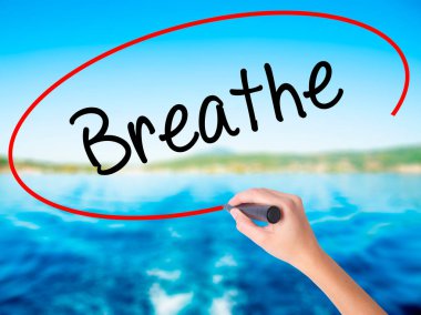 Kadın el yazma nefes şeffaf domuz üzerinde bir marker ile