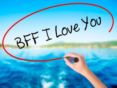 Kadın el BFF yazma bir marker ile üzerinde şeffaf seniseviyorum