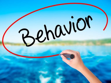 Kadın el yazma davranışı bir marker şeffaf kartı ile