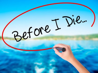 Kadın el yazma... bir marker ile transparen üzerinde Before ı Die