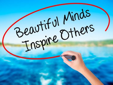 Kadın el yazma güzel kafasında ilham diğerleri bir marker ile 