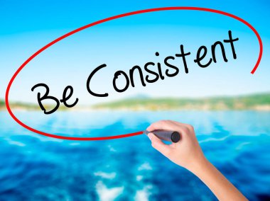 Kadın el yazma tutarlı üzerine saydam bir marker ile olmak 