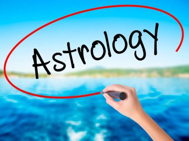 Kadın el yazma Astroloji şeffaf domuz üzerinde bir marker ile