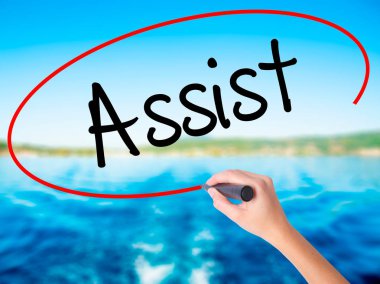 Kadın el yazma yardımcı bir marker şeffaf kartı ile.