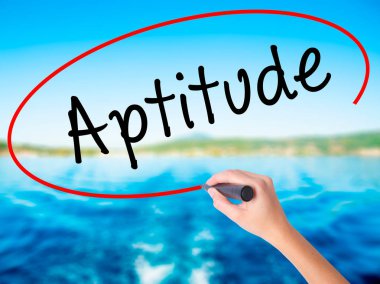 Kadın el yazma yetenek şeffaf kartı bir marker ile