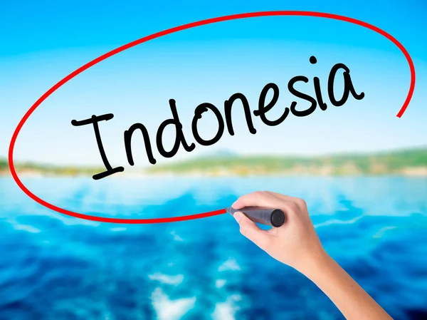 여자 손 글 인도네시아 투명 보아에 표시와 함께 — 스톡 사진