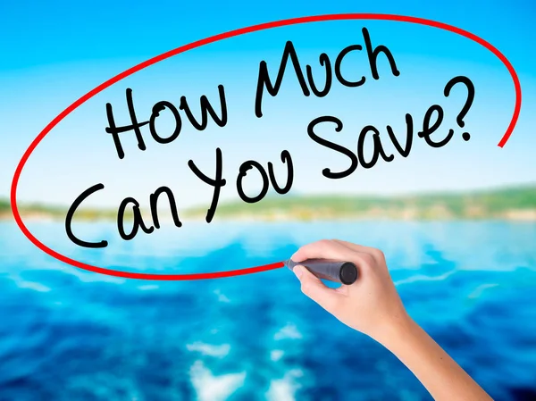 Frau Hand schreiben, wie viel können Sie sparen? mit einem Marker über tra — Stockfoto