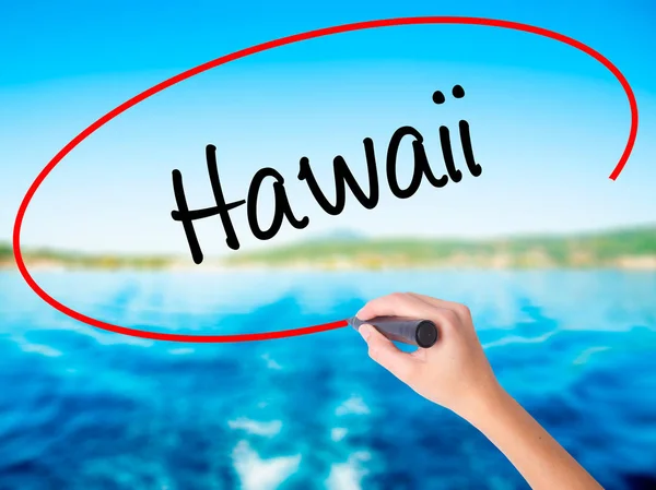 Frau schreibt hawaii mit Filzstift über transparente Tafel — Stockfoto