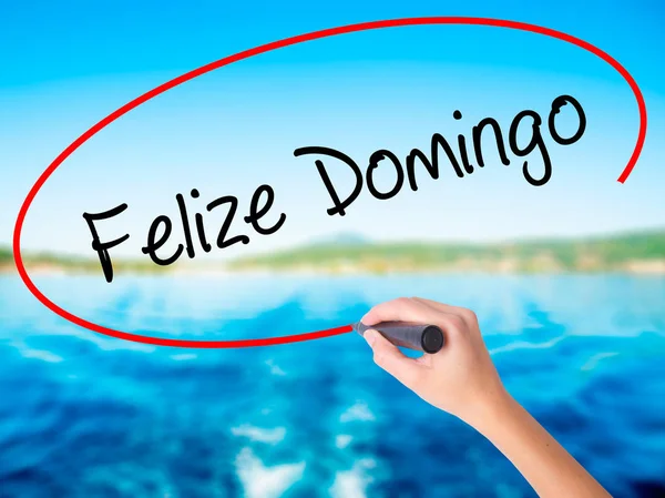 Mujer escribiendo a mano Felize Domingo (Feliz domingo en español / Portu — Foto de Stock